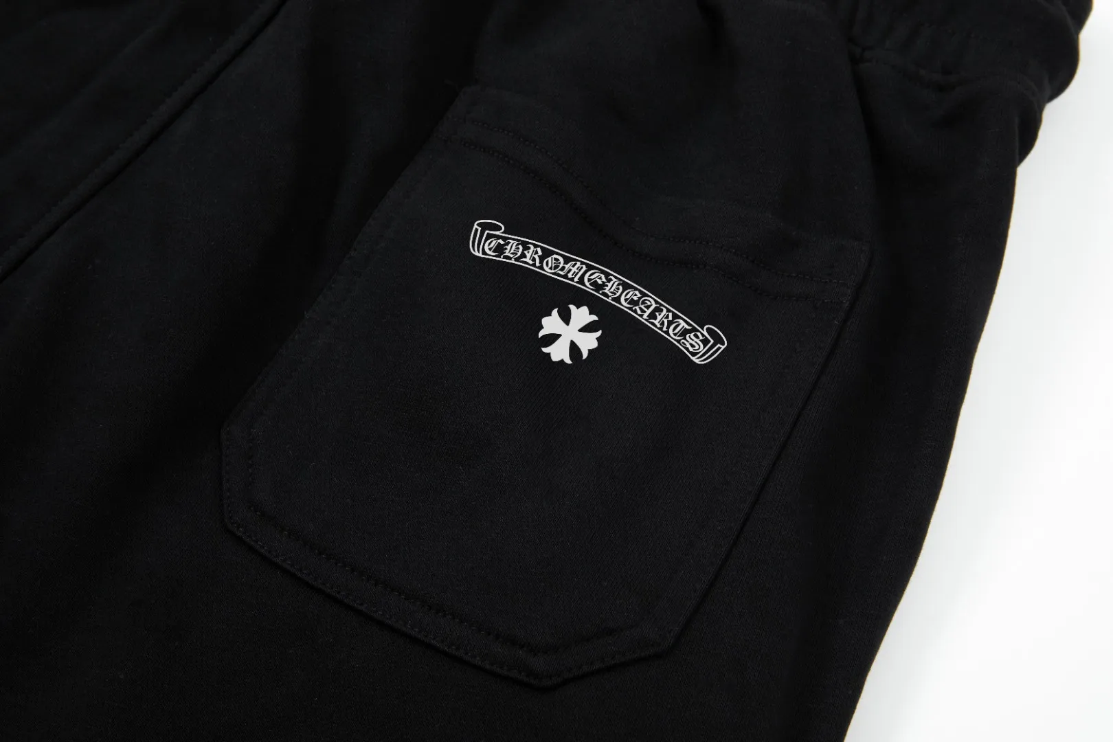 P270 top version, different currencies) ✨ chromehearts/Chrome Hearts SS Autumn and Winter Show Model Slim-fitting lines simple printed letter Logo sweatpants 360g weight compatible with all body types Black and white drawstring design on the waist elastic band Customized drawstring pockets with slant pocket design on both sides There is also a small pocket on the back Color: black gray Size S-XL